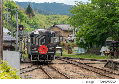 明智鉄道・寒天列車(4両編成)が岩村駅を走る山間の風景 明智鉄道・寒天列車(4両編成)が岩村駅を走る山間の風景 139425532