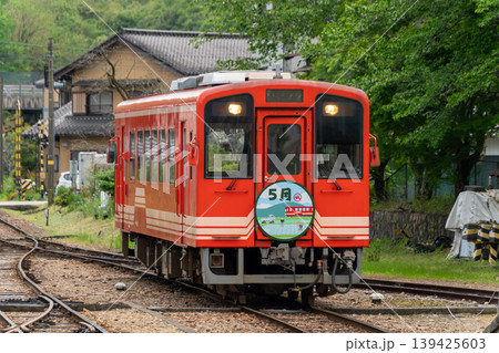明智鉄道アケチ102と対向列車が岩村駅で列車交換する風景 明智鉄道アケチ102と対向列車が岩村駅で列車交換する風景 139425603
