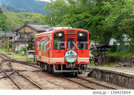 明智鉄道アケチ102と対向列車が岩村駅で列車交換する風景 139425604