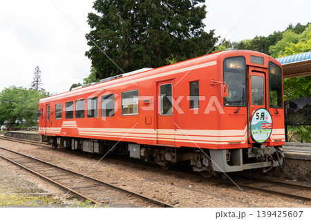 明智鉄道アケチ102と対向列車が岩村駅で列車交換する風景 明智鉄道アケチ102と対向列車が岩村駅で列車交換する風景 139425607