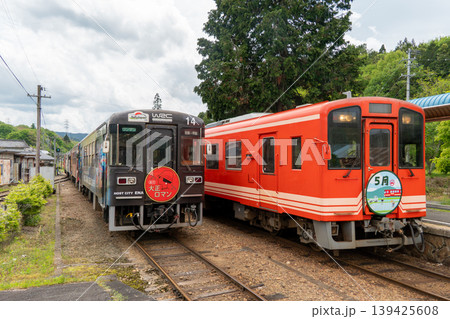 明智鉄道アケチ102と対向列車が岩村駅で列車交換する風景 明智鉄道アケチ102と対向列車が岩村駅で列車交換する風景 139425608