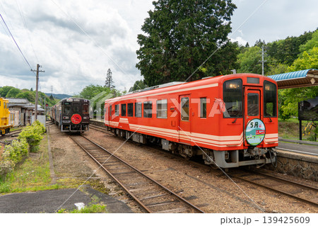 明智鉄道アケチ102と対向列車が岩村駅で列車交換する風景 明智鉄道アケチ102と対向列車が岩村駅で列車交換する風景 139425609