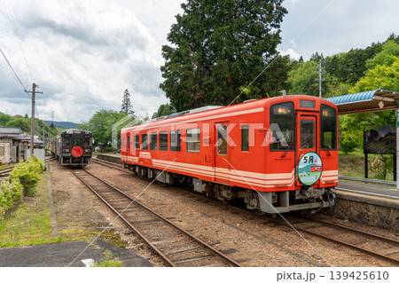 明智鉄道アケチ102と対向列車が岩村駅で列車交換する風景 明智鉄道アケチ102と対向列車が岩村駅で列車交換する風景 139425610