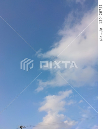 秋の空に浮かぶ雲 139426731