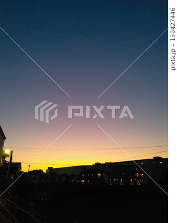 夕暮れの空と街のシルエットと夕焼け 夕暮れの空と街のシルエットと夕焼け 139427446
