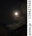 月明かりの灯った月 139427448
