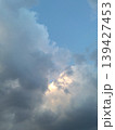 雲間から覗く太陽 139427453