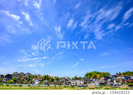 青い空と遠くの町並みの風景 青い空と遠くの町並みの風景 139428153