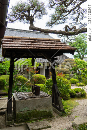 恵那市指定文化財・勝川屋の中庭に残る井戸の風景 139428867