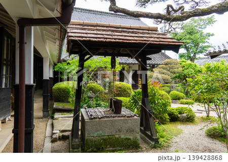 恵那市指定文化財・勝川屋の中庭に残る井戸の風景 139428868