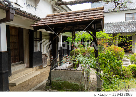 恵那市指定文化財・勝川屋の中庭に残る井戸の風景 恵那市指定文化財・勝川屋の中庭に残る井戸の風景 139428869