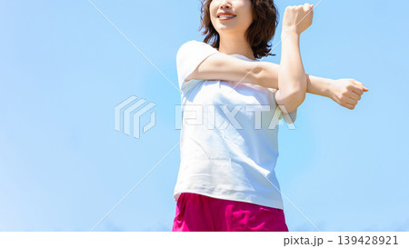 ストレッチをする女性・スポーツ 139428921