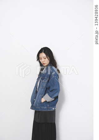 デニムファッションの女性 デニムファッションの女性 139428936
