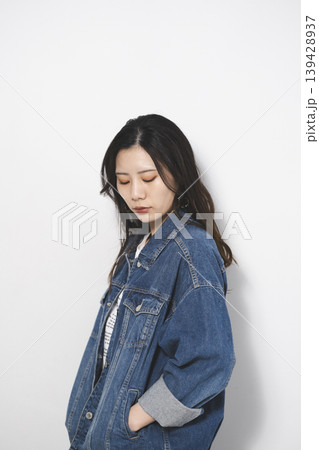 デニムファッションの女性 デニムファッションの女性 139428937