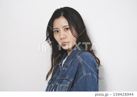 デニムファッションの女性 デニムファッションの女性 139428944