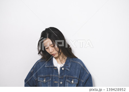 デニムファッションの女性 デニムファッションの女性 139428952