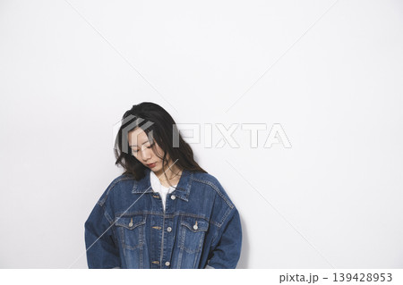 デニムファッションの女性 139428953