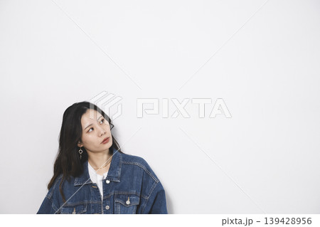 デニムファッションの女性 デニムファッションの女性 139428956