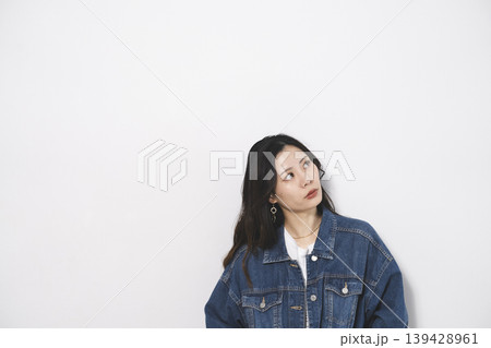 デニムファッションの女性 デニムファッションの女性 139428961