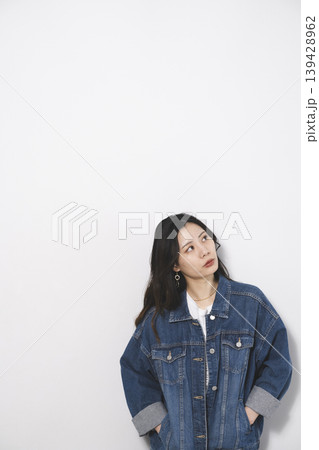 デニムファッションの女性 139428962