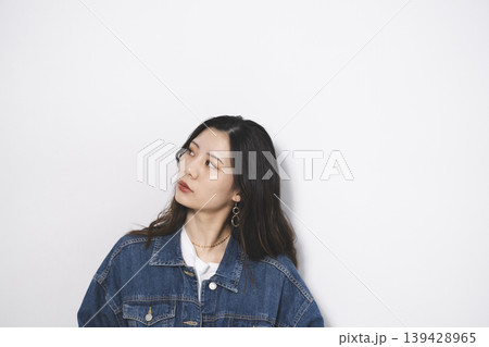デニムファッションの女性 デニムファッションの女性 139428965