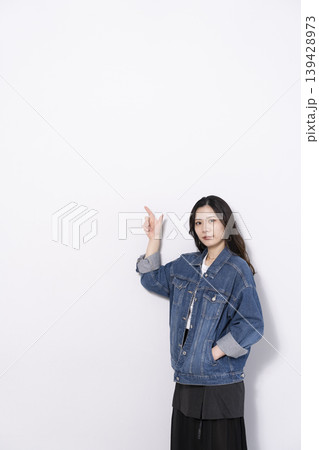 デニムファッションの女性 デニムファッションの女性 139428973