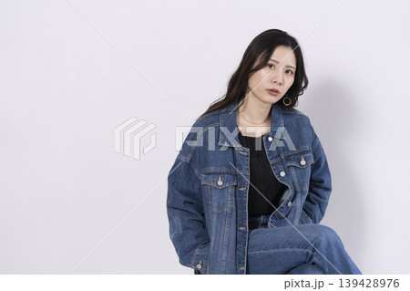 デニムファッションの女性 デニムファッションの女性 139428976
