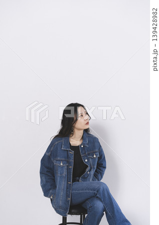 デニムファッションの女性 デニムファッションの女性 139428982
