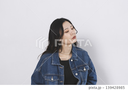 デニムファッションの女性 139428985