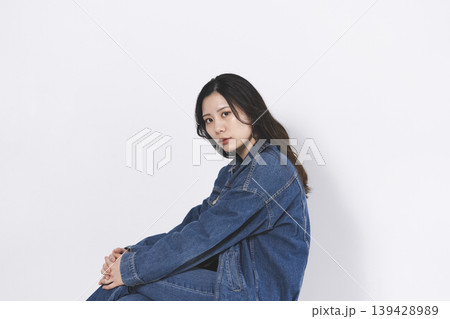 デニムファッションの女性 デニムファッションの女性 139428989