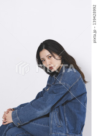 デニムファッションの女性 139428992