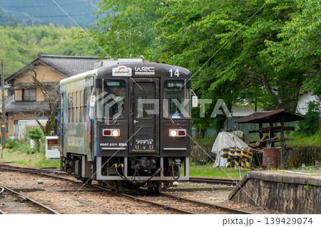 明智鉄道アケチ14のラッピング車両が走るローカル線風景 明智鉄道アケチ14のラッピング車両が走るローカル線風景 139429074