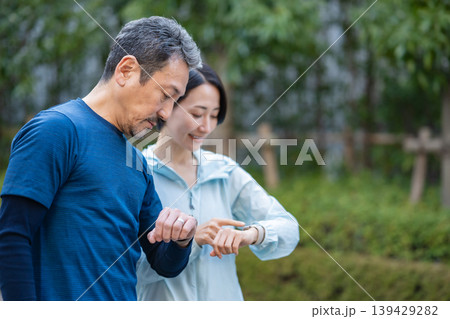 屋外で運動する男女 139429282