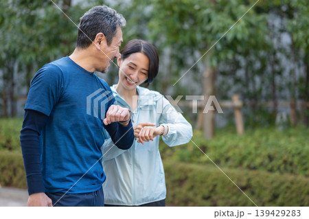 屋外で運動する男女 屋外で運動する男女 139429283