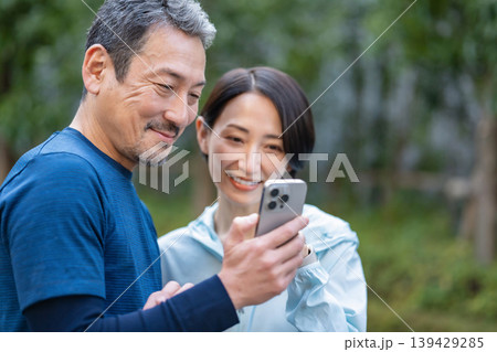 屋外で運動する男女 139429285