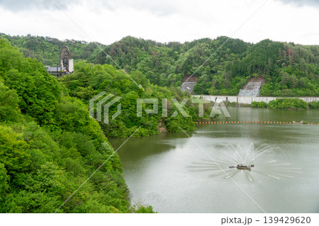 小里川ダムと山間に広がる湖の風景 139429620