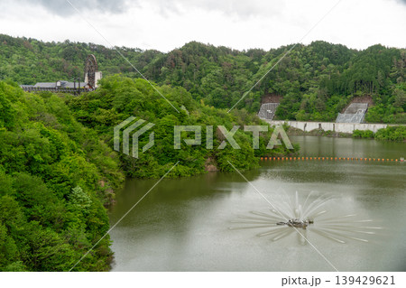 小里川ダムと山間に広がる湖の風景 小里川ダムと山間に広がる湖の風景 139429621
