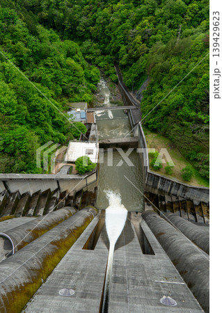 小里川ダムと山間に広がる湖の風景 139429623