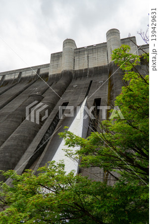 小里川ダムと山間に広がる湖の風景 139429631