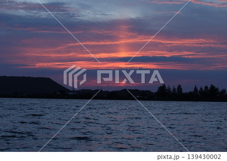 日没後のトワイライトタイムで染まる湖山池の夕空 日没後のトワイライトタイムで染まる湖山池の夕空 139430002