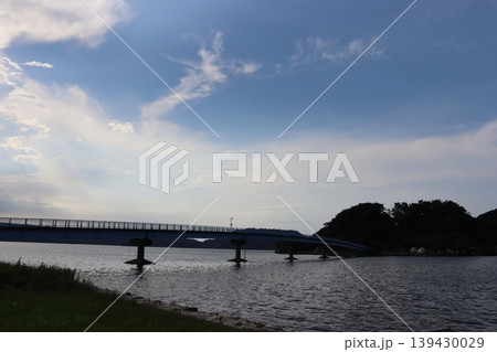 夕闇に浮かび上がる湖山池青島の青い橋 夕闇に浮かび上がる湖山池青島の青い橋 139430029