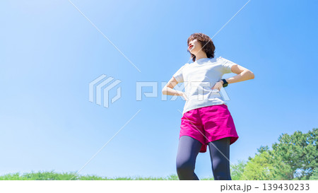青空の下でスポーツをする女性 139430233