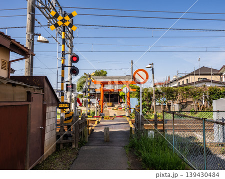 参道の途中で遮断機が下りる踏切 神社と鉄道が交差する風景 右京塚神社 参道の途中で遮断機が下りる踏切 神社と鉄道が交差する風景 右京塚神社 139430484