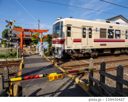 電車が通過する参道の踏切 異色の鉄道風景と鳥居 右京塚神社 電車が通過する参道の踏切 異色の鉄道風景と鳥居 右京塚神社 139430487