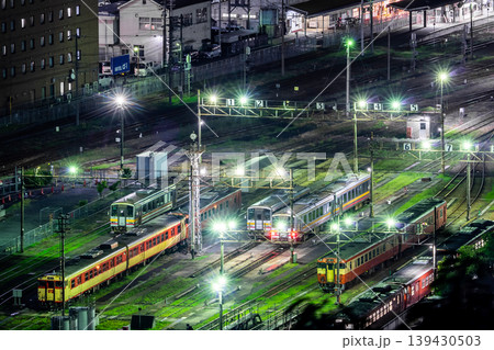 津山まなびの鉄道館と津山市街地の夜景 扇形機関車庫のライトアップ※作品コメント欄に撮影位置 139430503