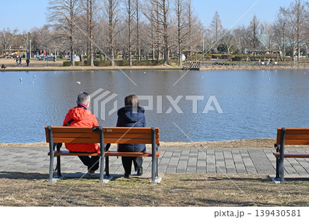 水元公園で語らう冬の午後 並んでベンチに座る二人の後ろ姿が映し出す穏やかな日常 水元公園で語らう冬の午後 並んでベンチに座る二人の後ろ姿が映し出す穏やかな日常 139430581