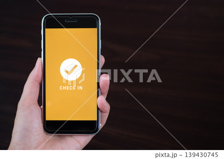スマホに表示されたチェックイン完了のアイコン。オリジナルイメージ。 139430745