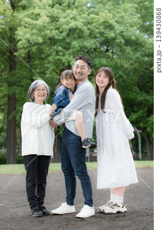 三世代家族のカメラ目線笑顔ポートレート、新緑の公園で過ごす幸せなファミリーライフ全身 三世代家族のカメラ目線笑顔ポートレート、新緑の公園で過ごす幸せなファミリーライフ全身 139430868