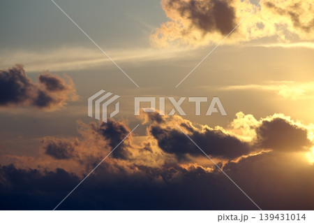 春の夕焼け空の雲 春の夕焼け空の雲 139431014