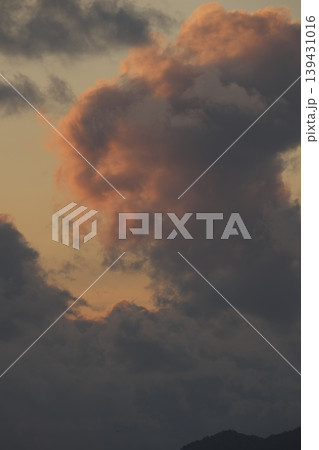 春の夕焼け空の雲 春の夕焼け空の雲 139431016